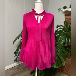 🛍️ Melissa Paige beautiful pleated blouse excellent condition.